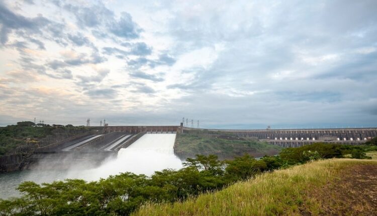 Calha aberta no vertedouro para escoar o excedente de água no lago de Itaipu. Imagem: Rafa Kondlatsch/Itaipu Binacional