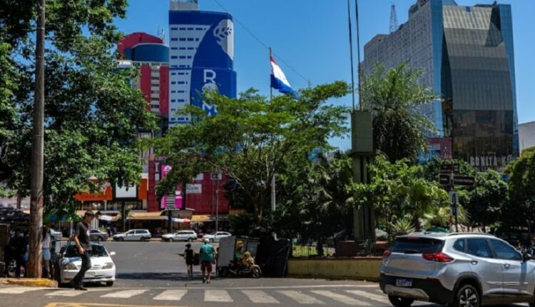 Rotatória no centro comercial de Ciudad del Este, próximo à Ponte Internacional da Amizade. Imagem: Marcos Labanca/H2FOZ