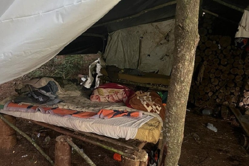 Estrangeiros viviam em um precário acampamento na mata. Imagem: Gentileza/Polícia Federal