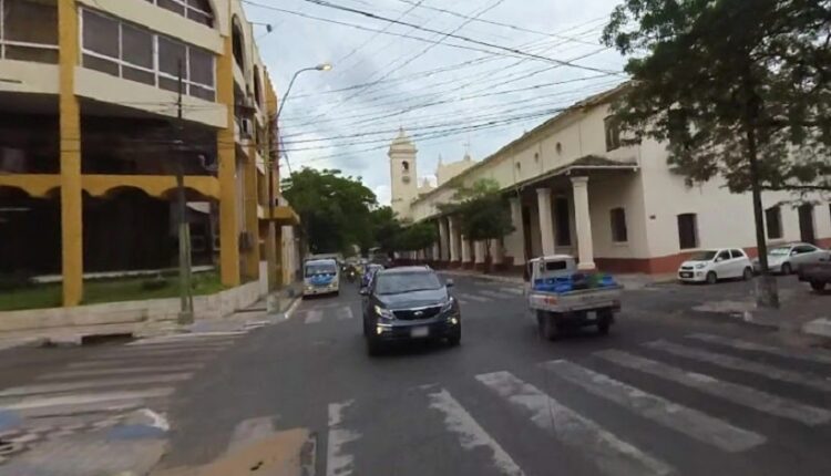 Via na região central de Assunção, onde o transporte coletivo é fonte constante de reclamações dos moradores. Imagem: Imago Interativa/Google Street View