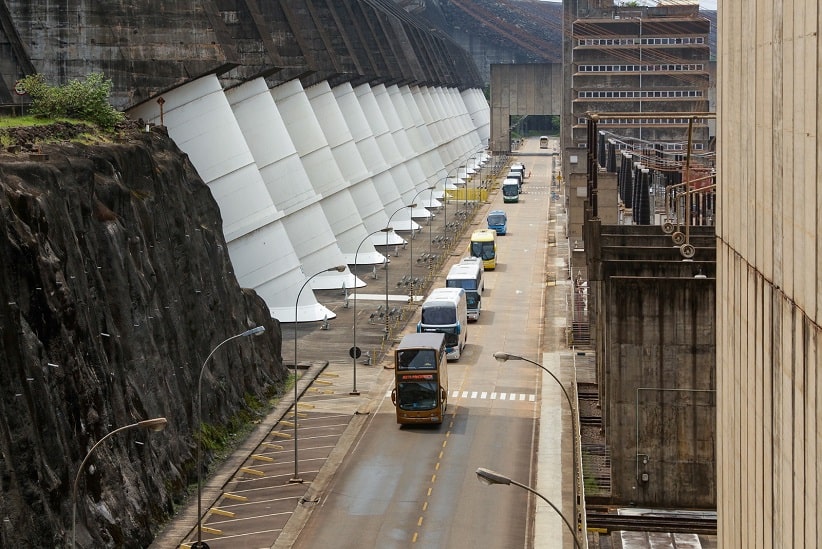 Comboio de ônibus do passeio Itaipu Panorâmica na barragem de Itaipu. Imagem: Kiko Sierich/Parque Tecnológico Itaipu