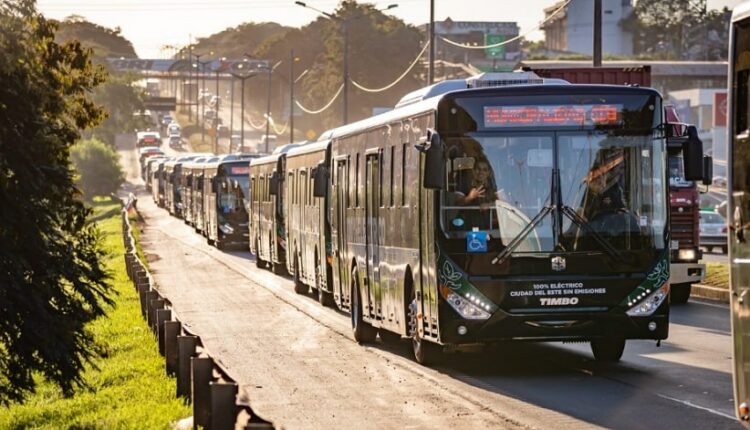 Desfile da frota pelas ruas de Ciudad del Este, em imagem postada no Facebook pelo prefeito Miguel Prieto