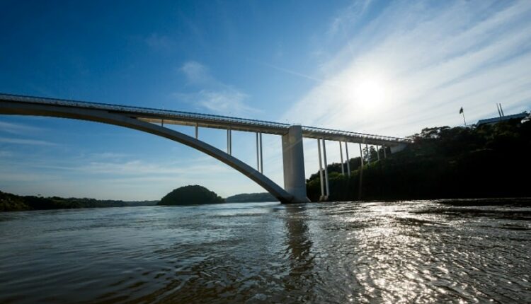 Rio Paraná tem uma estação de monitoramento no entorno da Ponte Internacional da Amizade. Imagem: Alexandre Marchetti/Itaipu Binacional