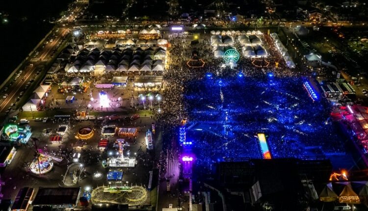 Público na primeira noite da Fespop 2023, em imagem distribuída pela Comunicação Social da Prefeitura de Santa Terezinha de Itaipu.