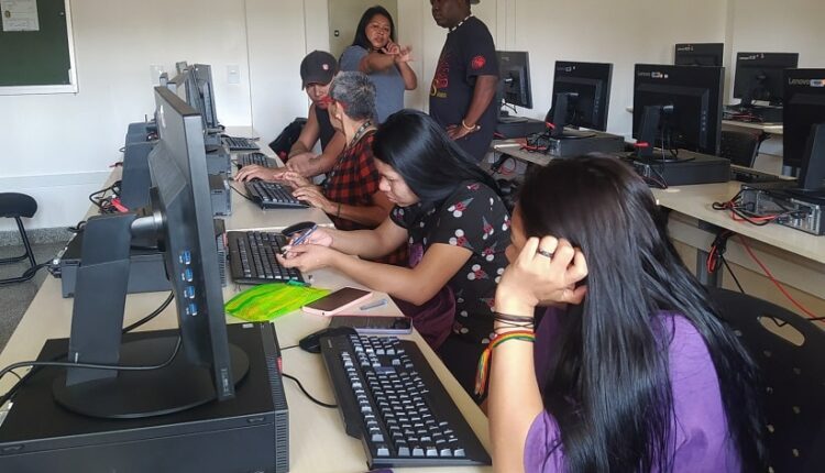 Atividade auxilia os estudantes na familiarização com o uso de computadores. Foto: Assessoria/Unila