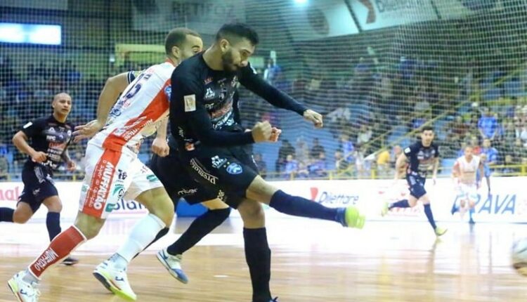 Caldeirão Azul ferveu para o confronto entre duas das principais forças do futsal paranaense. Foto: Nilton Rolin/Foz Cataratas Futsal