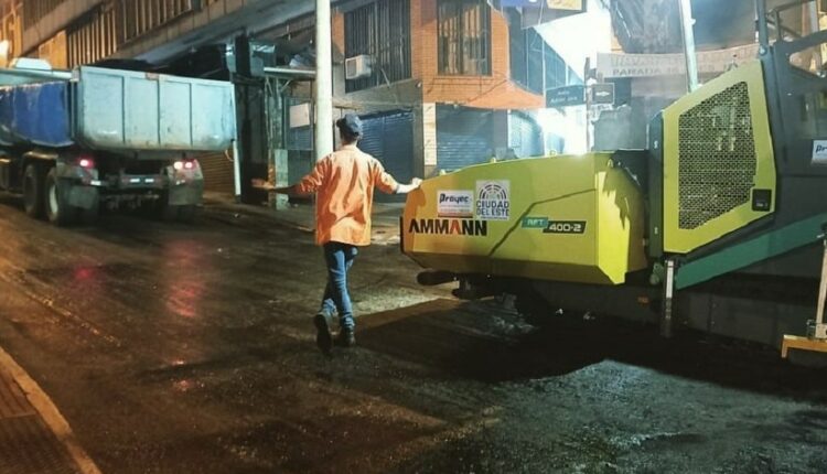 Equipes da Usina Municipal de Asfalto na Avenida Adrián Jara, área central de Ciudad del Este. Imagem: Gentileza/Prefeitura de Ciudad del Este