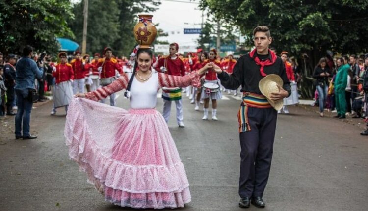 Desfiles costumam reunir grande público nas cidades do lado paraguaio da fronteira. Imagem: Gentileza/Prefeitura de Presidente Franco