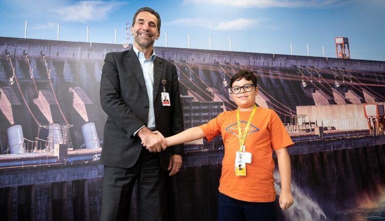 Enio Verri e Miguel Caron na foto oficial da visita. Foto: Rubens Fraulini/Itaipu Binacional