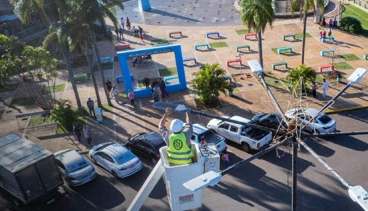 Substituição das lâmpadas junto à praça do Marco das Três Fronteiras. Foto: Gentileza/Vialidad Provincial