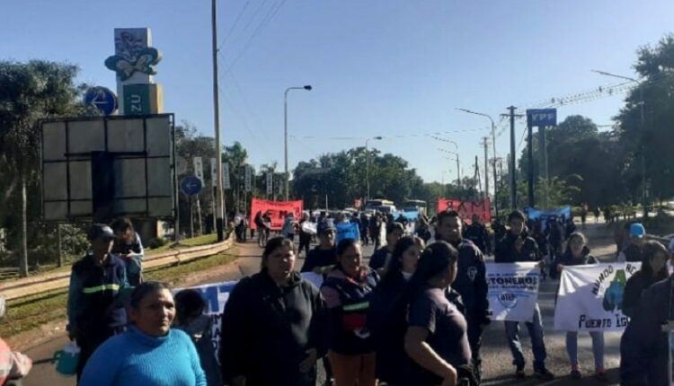 Manifestantes estão concentrados nas proximidades do posto YPF. Foto: Gentileza/UTEP/Radio Cataratas