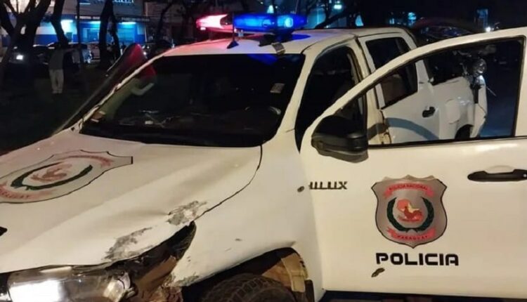 Viatura policial foi atingida durante a batida. Imagem: Gentileza/Polícia Nacional