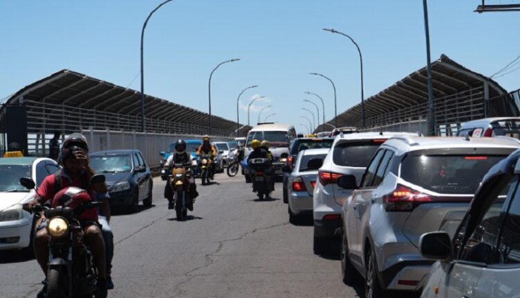 Fluxo de carros, motos e veículos de turismo na Ponte Internacional da Amizade. Foto: Marcos Labanca/H2FOZ