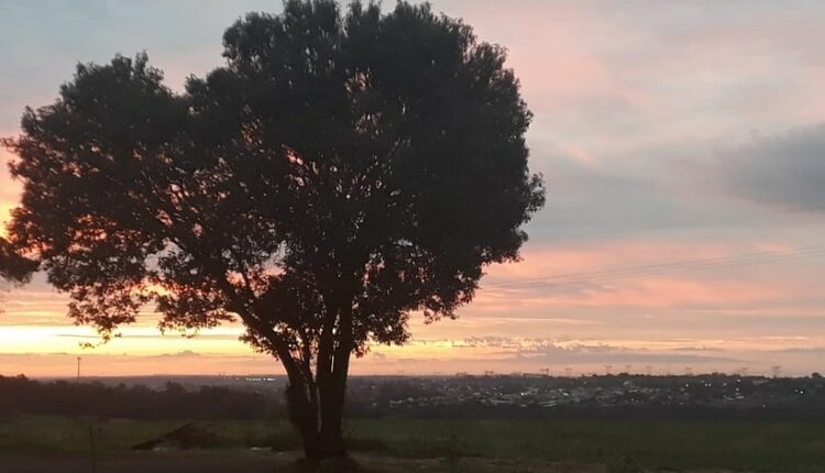 Fim de tarde na Região Norte de Foz do Iguaçu, com o bairro Cidade Nova ao fundo. Foto: Guilherme Wojciechowski/H2FOZ