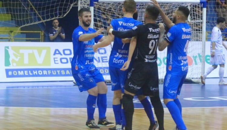 Jogadores comemoram o único gol da partida, marcado por Raul. Foto: Nilton Rolin/Foz Cataratas Futsal