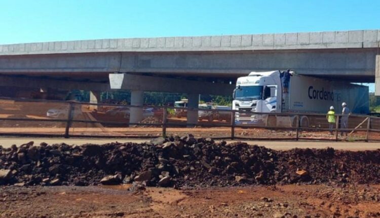 Fotografia compartilhada pelo jornalista Adilson Borges no grupo Imprensa Foz mostra o caminhão preso sob a estrutura.