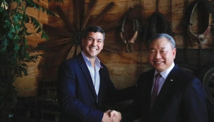 Presidente eleito do Paraguai, Santiago Peña, recebe os cumprimentos do embaixador de Taiwan no país. Foto: Gentileza/Assessoria Santiago Peña