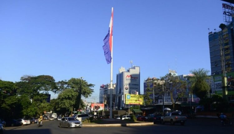 Rotatória no centro comercial de Ciudad del Este. Foto: Marcos Labanca/H2FOZ