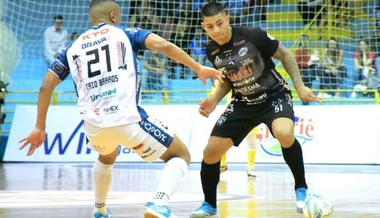 Noite não foi feliz para o torcedor do futsal iguaçuense. Foto: Nilton Rolin/Foz Cataratas Futsal