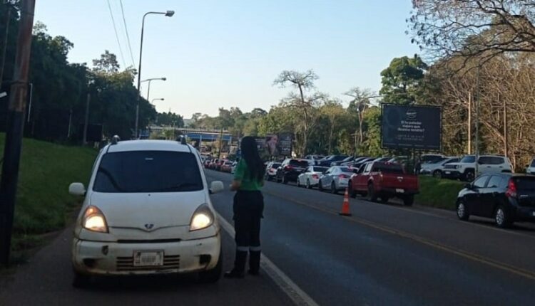 Um dos pontos de controle foi montado nas proximidades da aduana da Ponte Tancredo Neves. Foto: Gentileza/Prefeitura de Puerto Iguazú