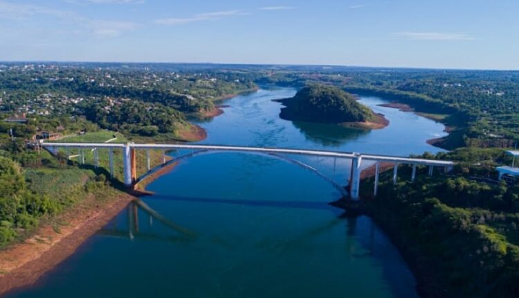 Ilha no Rio Paraná é formada por rochas de origem vulcânica. Foto: Marcos Labanca/H2FOZ