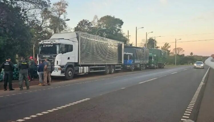 Veículos parados durante a operação na Rodovia PY02. Foto: Gentileza/COIA/Senave/MP