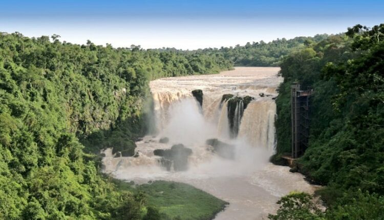 Salto Monday fica a dez quilômetros da Ponte da Amizade, em Presidente Franco. Foto: Gentileza/Senatur