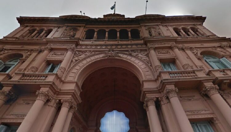 Portão principal da Casa Rosada, sede oficial da presidência argentina. Imagem: Google Street View