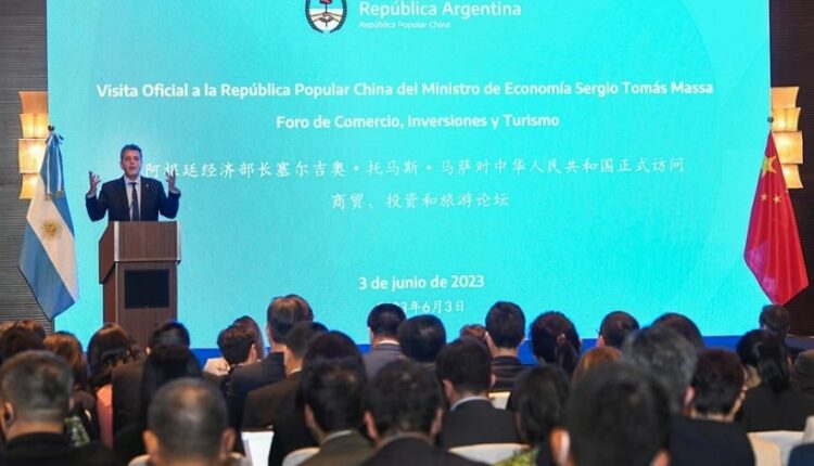 Ministro Sergio Massa discursou em um fórum com a presença de empresários do turismo chinês. Imagem compartilhada pelo ministro em sua conta oficial no Twitter.