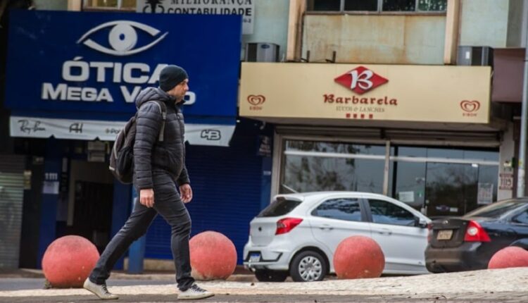 Pedestre agasalhado na Avenida Brasil, área central de Foz do Iguaçu. Foto: Marcos Labanca/H2FOZ