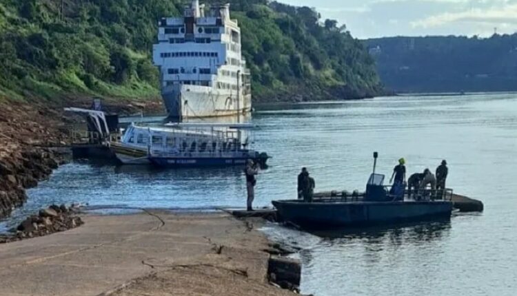 Corpo foi transportado em uma lancha até o porto fluvial de Puerto Iguazú. Foto: Gentileza/Prefeitura Naval Argentina