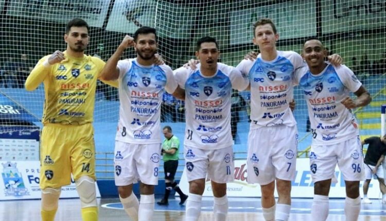 Jogadores comemoram o segundo gol no duelo contra o Ampére, marcado por Malcom. Foto: Nilton Rolin/Foz Cataratas Futsal