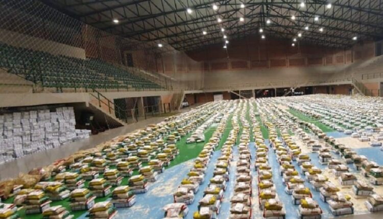 Na rede social Facebook, Miguel Prieto publicou foto mostrando as cestas básicas prontas para entrega no ginásio municipal de Ciudad del Este