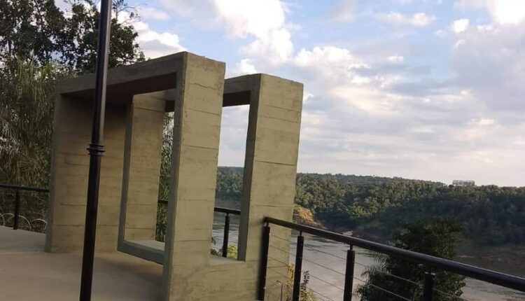 Mirante fica no final da Avenida Antártida Argentina, com vista para a margem paraguaia. Foto: Gentileza/Prefeitura de Puerto Iguazú