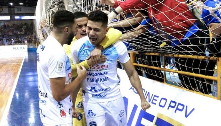 Torcida compareceu em peso ao Ginásio Costa Cavalcanti na noite dessa segunda-feira (10). Foto: Nilton Rolin/Foz Cataratas Futsal