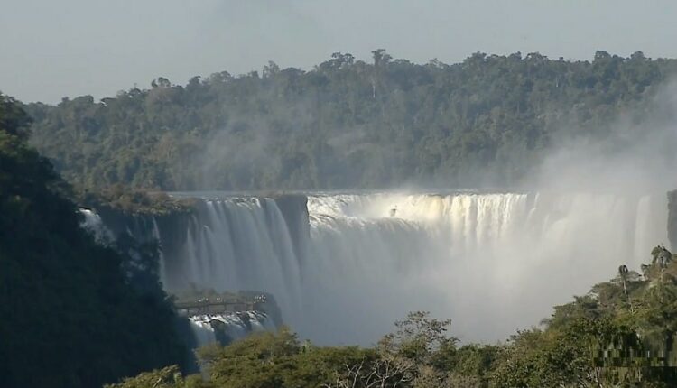 Cataratas do Iguaçu na manhã desta segunda-feira (3), em imagem reproduzida na transmissão ao vivo da reunião do Conselho do Mercado Comum (CMC).