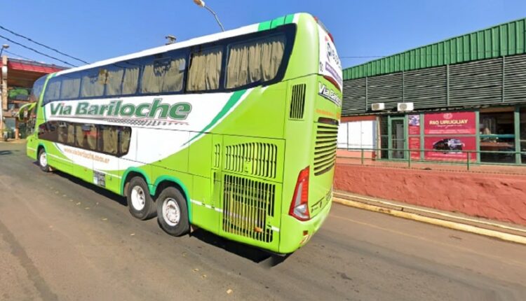 Ônibus na esquina da rodoviária de Puerto Iguazú, em registro do serviço Google Street View.