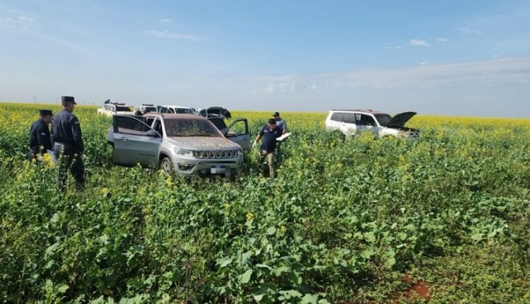 Caminhonetes encontradas na zona rural de Hernandarias, após novo caso de assalto no lado paraguaio da fronteira. Foto: Gentileza/Polícia Nacional do Paraguai