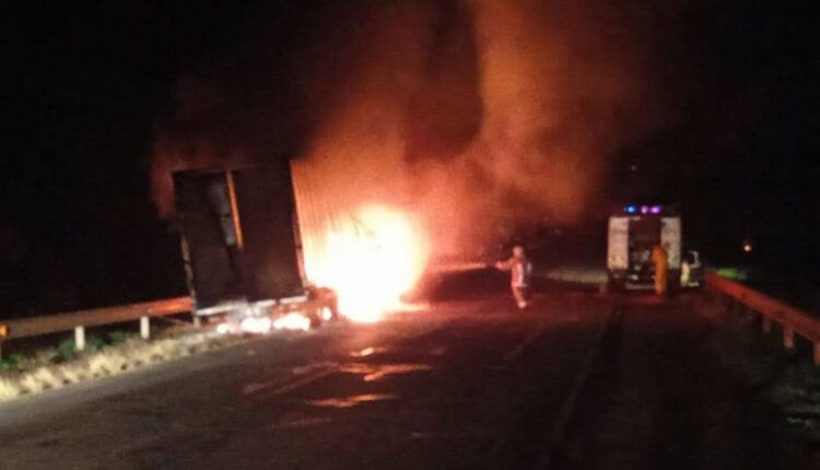 Veículo da transportadora Estrella foi incendiado pelos fugitivos. Foto: Gentileza/Polícia Nacional do Paraguai