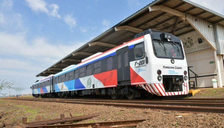 Composição que faz a travessia da Ponte San Roque González de Santa Cruz, sobre o Rio Paraná. Foto: Gentileza/Trenes Argentinos