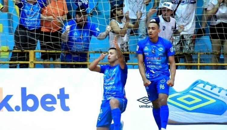 Torcida transforma a quadra do Ginásio Costa Cavalcanti em um verdadeiro caldeirão. Foto: Nilton Rolin/Foz Cataratas Futsal