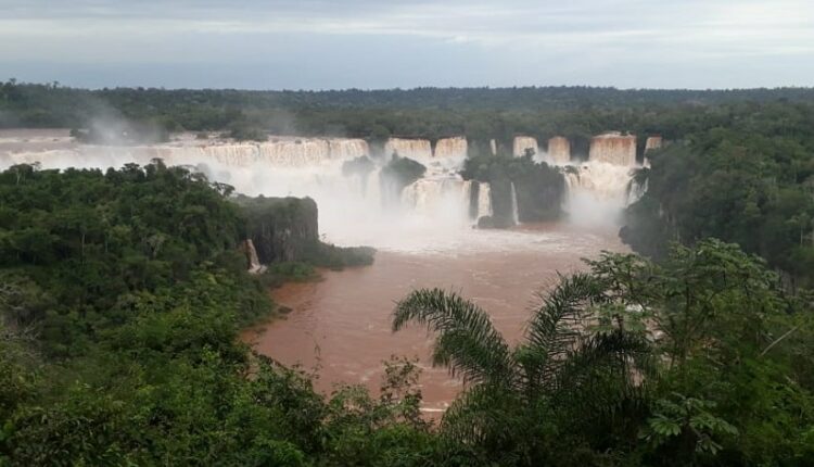 Vista do mirante do Hotel das Cataratas, na tarde de quarta-feira (12), quando a vazão era de 7 mil m³/s. Foto: Guilherme Wojciechowski/H2FOZ