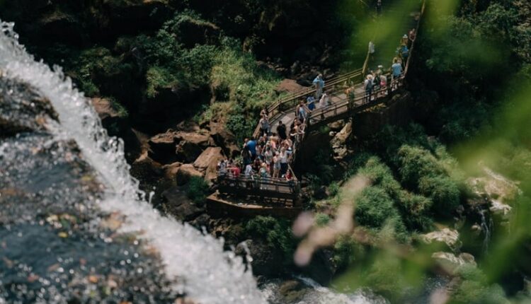 Turistas na trilha do Circuito Inferior durante as férias de julho de 2022 no Parque Nacional Iguazú. Foto: Gentileza/Iguazú Argentina