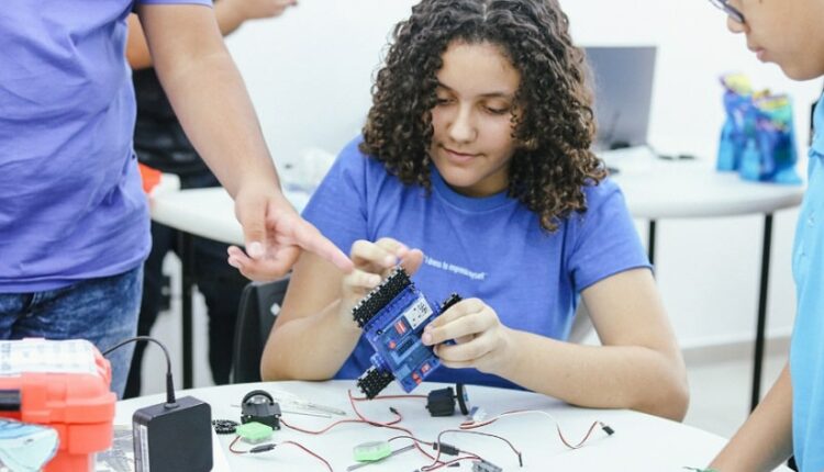 Cursos aliam a fundamentação do conhecimento com o desenvolvimento de habilidades práticas. Foto: Divulgação/Tecnos Multiversa