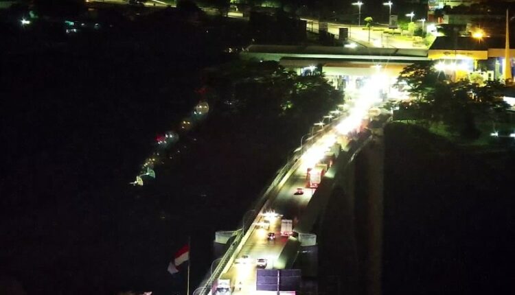 Ponte da Amizade na noite dessa quarta-feira (19), com apenas algumas falhas pontuais na iluminação da cabeceira paraguaia. Imagem: Reprodução/Catve.com