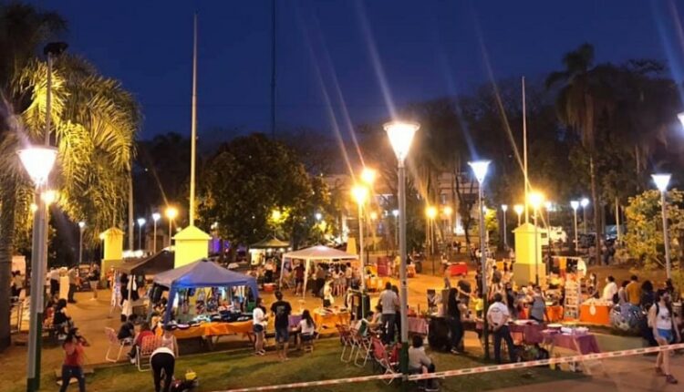 Praça San Martín fica a uma quadra da Avenida Brasil, polo de entretenimento e gastronomia em Puerto Iguazú. Foto: Gentileza/Prefeitura de Puerto Iguazú