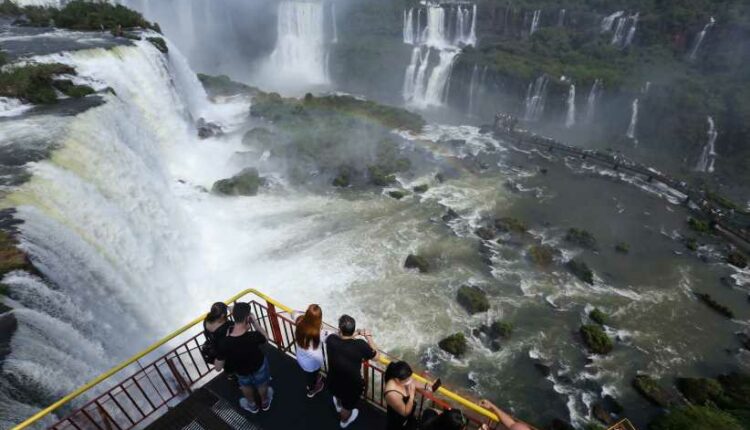 As Cataratas do Iguaçu recebem visitantes de todas as partes do país - foto: Nilton Rolin/Urbia Cataratas