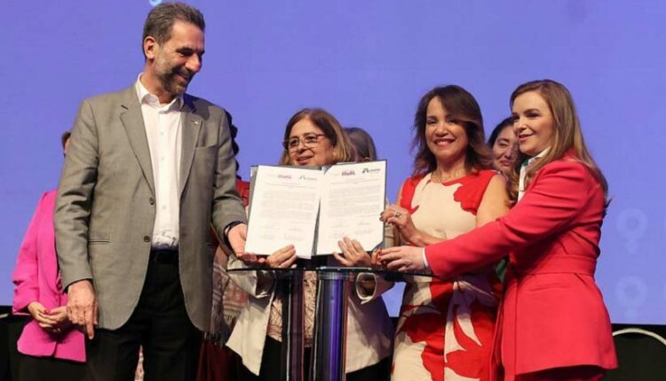 Acordo foi assinado na noite dessa terça-feira (25), com a presença da ministra Cida Gonçalves. Foto: Christian Rizzi/AMN