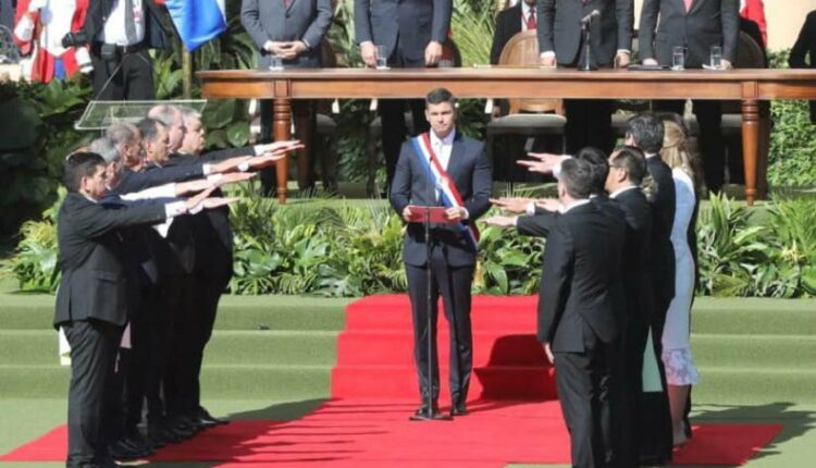 Santiago Peña toma o juramento dos ministros. Fotografia publicada na conta pessoal do presidente na rede social Twitter (X).