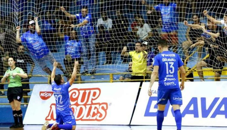 Placar esteve zero a zero até a metade do segundo tempo. Foto: Nilton Rolin/Foz Cataratas Futsal